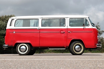 Der VW Bus gehört ebenfalls in die 60er Jahre
