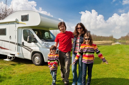 Besonders Familien können Urlaub mit dem Wohnwagen und einer guten Versicherung durchführen