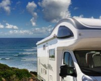 Campingurlaub mit Wohnwagen am Meer