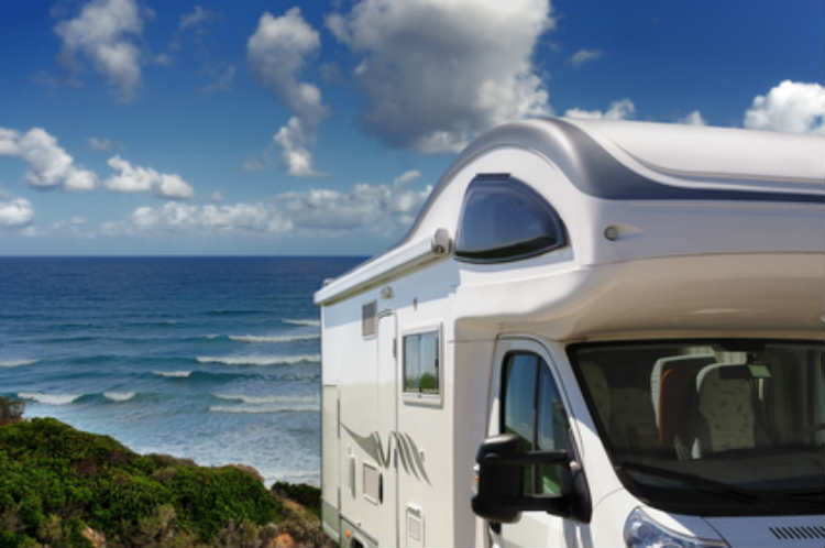 Campingurlaub mit Wohnwagen am Meer