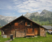 Im Skiurlaub ist die Almhütte eine gemütliche Alternative zum Luxushotel.