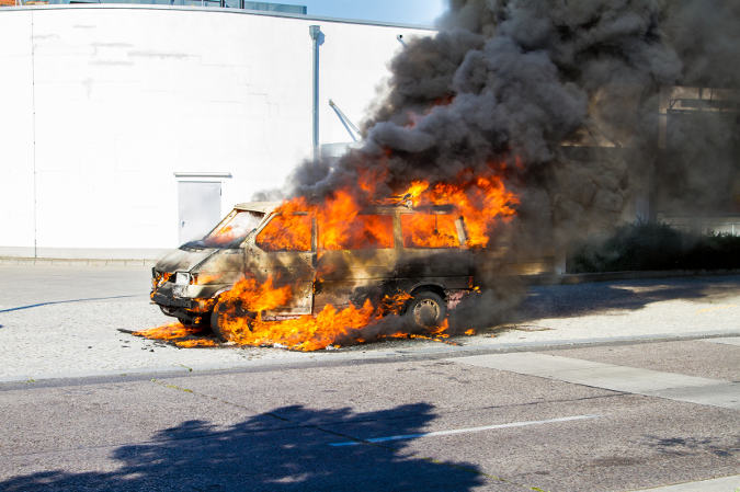 Brennendes Auto in Folge eines Terroranschlags