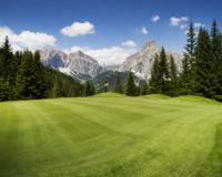 Golfanlage in Italien mit Aussicht auf Berge