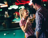 Eine Frau und ein Mann trinken Bier während Ihres Dates