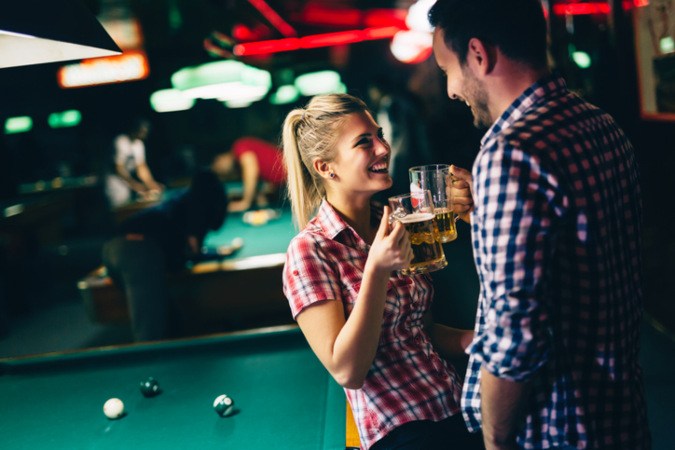 Eine Frau und ein Mann trinken Bier während Ihres Dates
