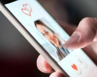 Smartphone mit geöffneter Dating App