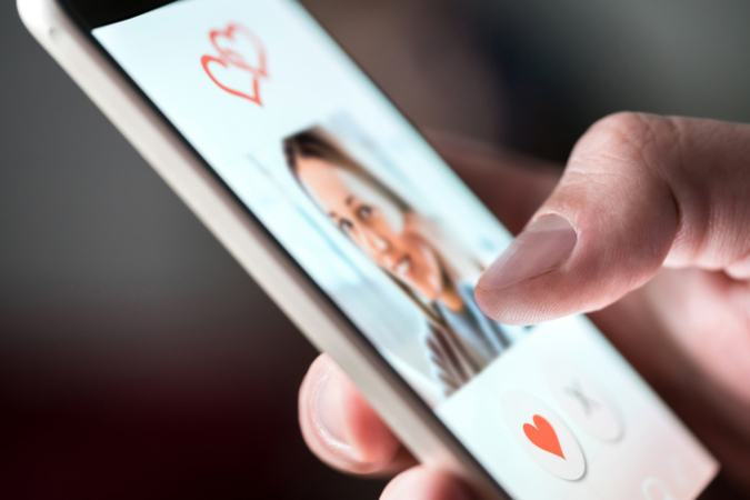 Smartphone mit geöffneter Dating App