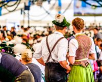 Mann und Frau im Bierzelt in Bayern in traditioneller Tracht