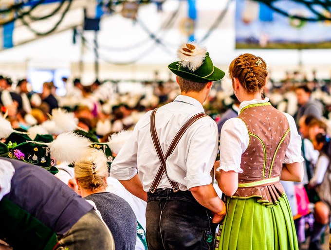 Mann und Frau im Bierzelt in Bayern in traditioneller Tracht