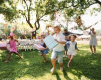 Kinder auf einem Kindergeburtstag im Grünen