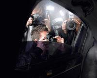 Paparazzis schießen Fotos in das Innere eines Autos