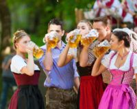 Dos and Don’ts beim Volksfest-Outfit: Tipps für den Dirndl-Kauf