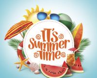 Ein Banner mit dem Schriftzug "It's Summer Time" und sommerlichen Utensilien drum herum