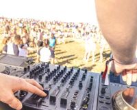 DJ bei einem Outdoor Festival