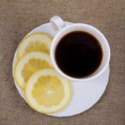 Kaffeetasse und Zitronenscheiben