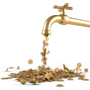 Geld fließt aus goldenem Wasserhahn