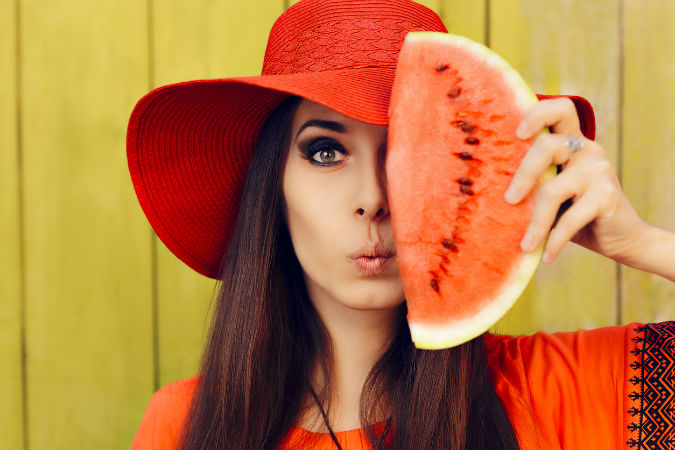 Vegane Kosmetik ohne Tierversuche - Frau mit Wassermelone